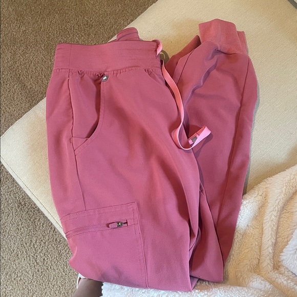 Figs High Waisted Zamora Jogger - Quartz (Breast Cancer Awareness Edition) - Picture 4 of 6